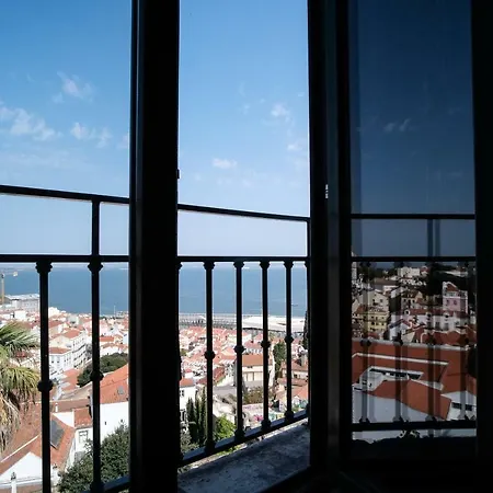 Castle Typical דירה ליסבון